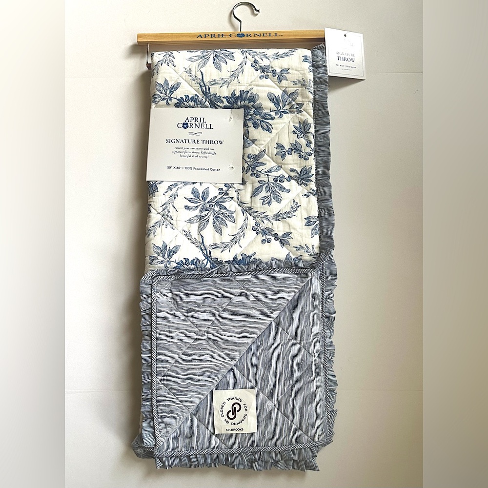 🎁April Cornell Signature Throw Blanket -Quilted Prewashed Cotton- Blue & White
